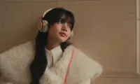 Lisa BLACKPINK phát quà X&apos;Mas ngập sự xinh đẹp, lập kỷ lục chưa từng có tại K-Pop