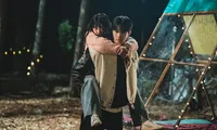 Lovely Runner tập 9: Sun Jae bế công chúa tới cõng Sol, &quot;thuyết nụ hôn&quot; có thành?