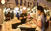 Giới trẻ Hà Nội dạo chợ đêm trên Phố Sách: &quot;Đi 1 được 10&quot;, săn đồ xinh đầy túi