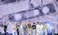 SEVENTEEN thổi nến 10 năm ra mắt: Fan thuê du thuyền xem concert, THUNDER &quot;chạm nóc&quot;