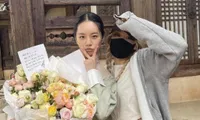 Rosé đến phim trường cổ vũ bạn thân Hyeri: Món quà không lạ nhưng lời nhắn cực độc đáo