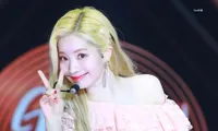 Dahyun (TWICE) lại gây choáng với làn da khó tin: Da trắng như đậu hũ là có thật