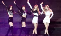 Ra tay chỉnh đồ cho khỏi hớ hênh nhưng BLACKPINK luôn được khen “đẹp hơn cả bản gốc”