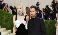 Saint Laurent hẳn không thể ngờ việc mời Rosé đến Met Gala lại làm các nhà mốt khác khó xử