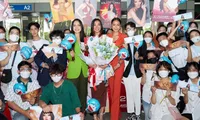 Á hậu Kim Duyên nghĩ gì khi người hâm mộ mang bóng bay Doraemon ra sân bay đón?