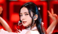 Jisoo BLACKPINK băn khoăn nên để kiểu tóc nào khi sắp sang Việt Nam biểu diễn