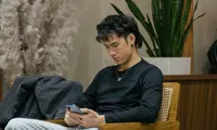 Nhận không ra &quot;mỹ nam tổng tài&quot; Nhan Phúc Vinh trong phim mới đóng cùng Lê Bống