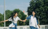 Tan chảy với loạt ảnh thanh xuân ngọt ngào của cặp đôi phụ &quot;Chúng Ta Của 8 Năm Sau&quot;