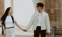 Queen of Tears: Xuất xứ động trời của bức ảnh Kim Soo Hyun nắm tay Kim Ji Won
