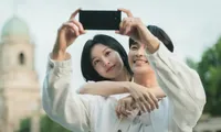 &quot;Queen Of Tears&quot; đã hết, Kim Soo Hyun và Kim Ji Won lại lộ hành động đáng ngờ