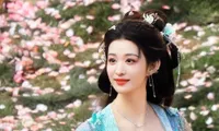 Dẫu phải mặc trang phục sến sẩm, mỹ nhân này vẫn đẹp xao xuyến lòng người