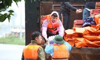 Ban tổ chức Hoa hậu Việt Nam 2020 cùng các Hoa hậu tới vùng lũ hỗ trợ miền Trung
