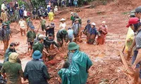Vụ sạt lở đất xảy ra rạng sáng 8/8, tại khu vực xã Đắk Sin (Đắk R'lấp, Đắk Nông), vùi lấp hoàn toàn một căn nhà, bên trong có hai vợ chồng trẻ và một con nhỏ.