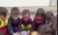 Xôn xao clip học sinh ngồi giữa sân trường ăn trưa: Công an mời Tiktoker lên làm việc