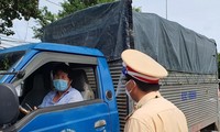Cảnh sát giao thông kiểm tra xe luồng xanh vào TP.Vũng Tàu. Ảnh: Vietnamnet