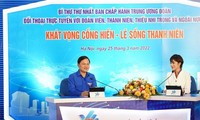 Anh Nguyễn Anh Tuấn, Ủy viên T.Ư Đảng, Bí thư thứ nhất T.Ư Đoàn trò chuyện với đoàn viên, thanh niên tại buổi đối thoại. Ảnh: Minh Đức