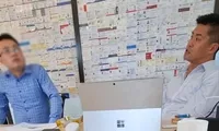 Lãnh đạo Công ty TNHH Aga Support khoe tấm bảng kín đặc thông tin hàng trăm DN Việt đang là "đối tác"