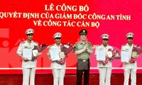 Các trưởng phòng nghiệp vụ Công an Lạng Sơn nhận quyết định nghỉ hưu trước tuổi. Ảnh: Duy Chiến.