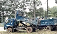 Phát hiện 5 xe tải đổ trộm chất thải trái quy định