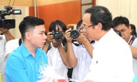 Bí thư Thành ủy TPHCM tặng quà công nhân, hộ nghèo ở Đồng Nai