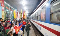 Đông đảo người dân tới ga Biên Hòa chia tay các đoàn diễu binh về đơn vị