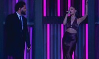 Ariana Grande lần đầu xuất hiện sau hôn lễ bí mật, lên nốt cao &quot;cực ngọt&quot; cùng The Weeknd