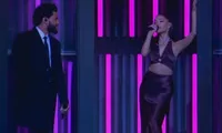 Ariana Grande lần đầu xuất hiện sau hôn lễ bí mật, lên nốt cao &quot;cực ngọt&quot; cùng The Weeknd