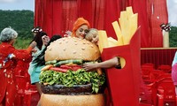 Katy Perry cảm ơn món quà Taylor Swift tặng cho con gái, kêu gọi fan stream “folklore“