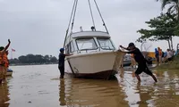 Chiếc ca nô thứ 2 Tập đoàn TNG phối hợp với báo Tiền Phong trao tặng được hạ thủy trên sông Hương qua TP Huế sáng 22/10.
