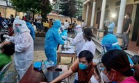 Lấy mẫu xét nghiệm cho người dân tại xã Thượng Lan