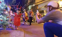Bố mẹ đưa con đến check-in ở biệt thự lộng lẫy của Đàm Vĩnh Hưng đêm Noel
