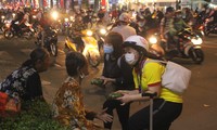 Chiến sĩ &apos;Xuân tình nguyện&apos; tặng bánh chưng cho người nghèo dịp Tết đến xuân về