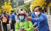 Thanh niên công nhân, người lao động về quê trên những &apos;Chuyến xe sum vầy&apos;