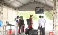 Sinh viên khai báo y tế online, quét thân nhiệt tự động trước khi vào ký túc xá ĐHQG TPHCM