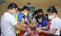 Nữ sinh hoa khôi Hutech cùng tình nguyện viên chuẩn bị bữa sáng cho bác sĩ, nhân viên y tế