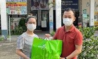 Bí thư Đoàn Trường ĐH Y dược TPHCM trao quà cho các bạn sinh viên