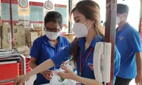Bạn trẻ Thủ Đức liên tục chốt đơn, ship thực phẩm đến tận nhà người dân 