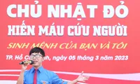 Thầy giáo 9x &apos;tiếp lửa&apos; tại ngày hội hiến máu Chủ nhật Đỏ