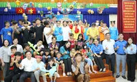 Đem &apos;Vầng trăng yêu thương&apos; đến với trẻ mồ côi và con công nhân 