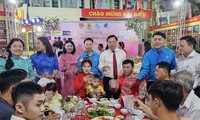 Thanh niên công nhân hạnh phúc trong lễ cưới tập thể 