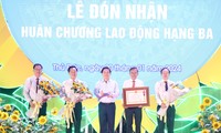 Tròn 3 năm thành lập, &apos;thành phố trong lòng thành phố&apos; đầu tiên nhận Huân chương Lao động