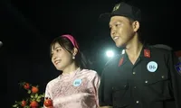  Tà áo dài bên màu áo chiến sĩ công an nhân dân mừng Tết cổ truyền 