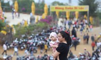 Người dân xứ Quảng nô nức du xuân ở ngôi chùa có tượng Phật cao nhất nước