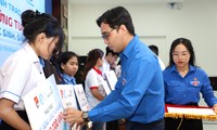 Trao học bổng &apos;Vững tương lai&apos; cho 40 học sinh, sinh viên vượt khó học giỏi tại TPHCM