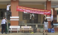 Đình chỉ hiệu trưởng vụ giáo viên treo băng rôn phản đối trong trường