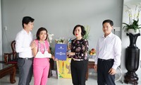 Đại diện Ban giám hiệu trường ĐH Hoa Sen trao bang tốt nghiệp cho bà Liên (áo hồng) mẹ của nam sinh Hải Nguyên