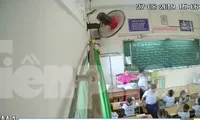giáo viên H đang nhéo tai một học sinh