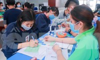 Thí sinh làm thủ tục nộp hồ sơ học bạ tại Trường Đại học Công nghiệp Thực phẩm TPHCM
