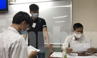Giám thị coi thi và thí sinh kiểm tra thông tin dự thi tại điểm thi trường THPT Lê Qúy Đôn, quận 3