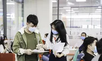 Thí sinh tìm hiểu thông tin nhập học tại Trường ĐH Kinh tế Tài chính TPHCM